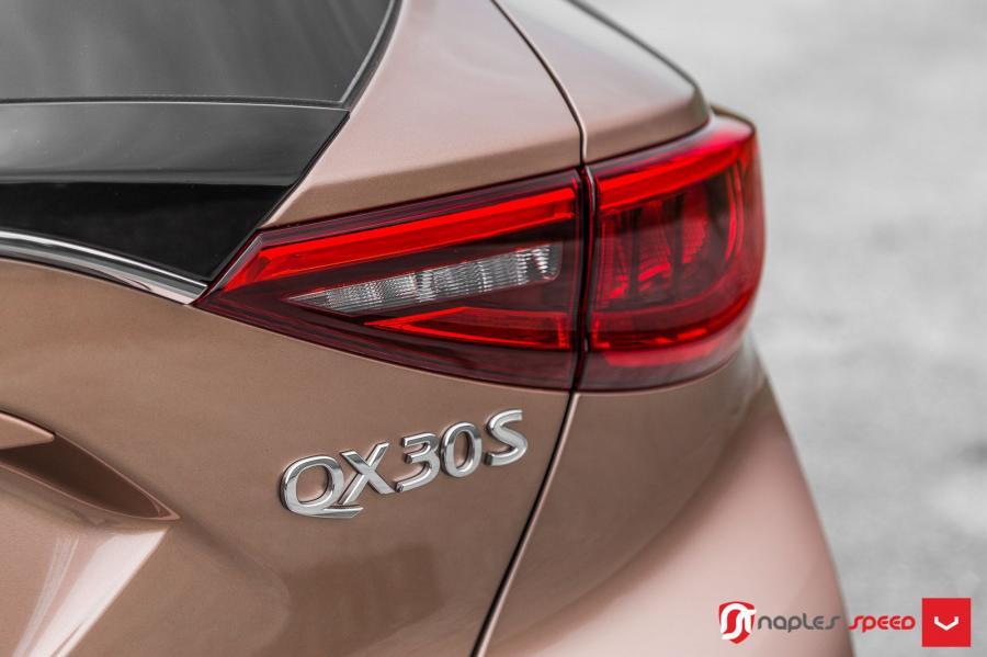 Логотип Infiniti QX30S 2.0t AWD on Vossen Wheels (CVT) 2017 года  (фото 11 из 24)